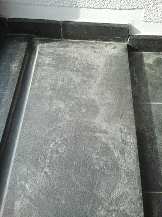 Granitboden mit Kalkverschmutzungen